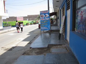Hueco gigante en la calle Brasil en Comas
                        01