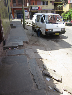 Hueco gigante en la calle Brasil en Comas
                        02