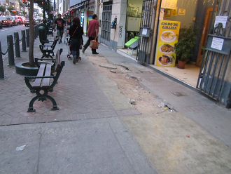 Hueco gigante en la acera de la avenida
                        Roosevelt, centro de Lima 01