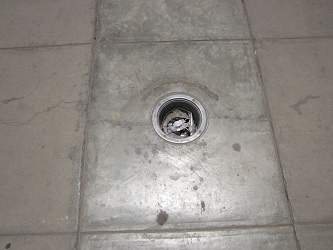 El hueco 3 en el piso del parque central
                      que viene de un luz defecto en el piso