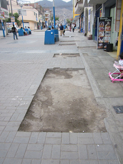 Huecos
                      gigantes en la zona peatonal de la avenida Espa�a
                      en Comas