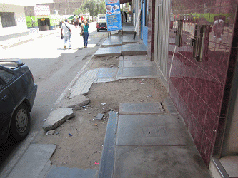 Hueco gigante en la calle
                                      Brasil en Comas 03