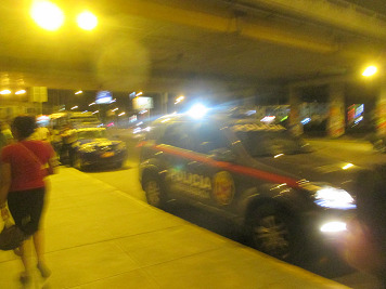 Besetzung durch
                            das Serenazgo UND durch die Polizei, die
                            Nazis vom Hitler-B�rgermeister Peter-Moses
                            zerst�ren nicht nur die Stimmung, sondern
                            blockieren auch DIE GANZE HALTESTELLE
                            (!!!!!)