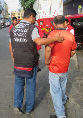 Nazi-Serenazgo in Los Olivos an der
                            Panamericana ohne Strassenh�ndler 02
                            Nahaufnahme