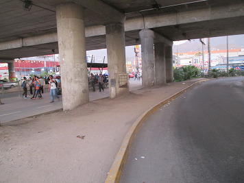 Zonas libres en el cruce Izaguirre con
                            Panamericana 02