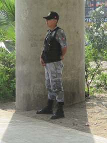 Ocupaci�n Serenazgo, los nazis del
                            alcalde Hitler Pedro "Mois�s" con
                            botas de lucha