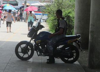 Ocupaci�n Serenazgo, los nazis del
                            alcalde Hitler Pedro "Mois�s" con
                            moto en la acera - ���absolutamente
                            ilegal!!!