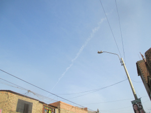 Un pedo de la OTAN: una estela
                                    qu�mica del 18 de mayo 2016 en el
                                    cielo en Comas en Lima, 18 de mayo
                                    2016, foto 1