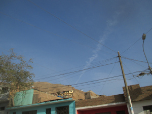 Un pedo de la OTAN: una estela
                              qu�mica del 18 de mayo 2016 en el cielo en
                              Comas en Lima, 18 de mayo 2016, foto 3