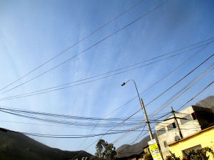 Pedos de la OTAN: estelas
                                    qu�micas del 18 de mayo 2016 en el
                                    cielo en Comas en Lima, 18 de mayo
                                    2016, foto 6