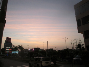 Pedos de la OTAN: estelas
                                    qu�micas del 18 de mayo 2016 en el
                                    cielo en Comas en Lima, 18 de mayo
                                    2016, foto 8