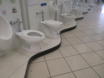 Hilera de tazas in�tiles en el
                                    centro Cassinelli