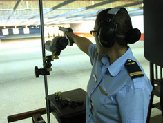 Curso de pistola en el Per� -
              para NADA es