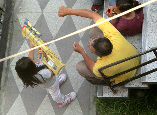 Abuelo militarista ense�a arma de 1m a ni�a