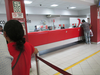 �Por qu� casi todas las ventanillas
                                de ese Banco de la Naci�n en la avenida
                                Izaguirre en Lima de frente de Plaza Vea
                                est�n vac�as y no trabaja nadie? La cola
                                fue casi 2 horas - ���el gobierno deja
                                torturar los peruanos!!!