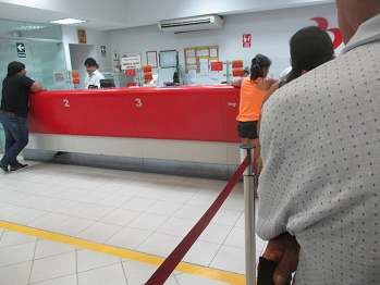 Banco de la Naci�n de la avenida Izaguirre de
                      frente de Plaza Vea el 16-01-2017 - casi todas las
                      ventanillas son vac�as, ninguno trabaja