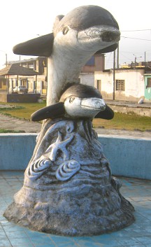 Trujillo,
              distrito Buenos Aires, malec�n con poes�a con estatua de
              delfines, caracoles del mar y estrellas del mar, 11 de
              septiembre 2010