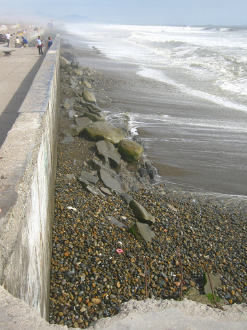El malec�n del
              distrito de Buenos Aires en Trujillo (Per�) en 2010: las
              autoridades no quer�an poner piedras grandes para proteger
              el muro del malec�n