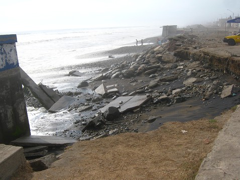El malec�n del distrito de Buenos Aires en
              Trujillo (Per�) en 2010: paso a paso el mar comi� el muro
              del malec�n porque al alcalde Acu�a no import� de proteger
              ese muro del malec�n (!!!)