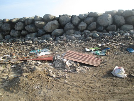 El malec�n
              Col�n en el distrito de Buenos Aires en Trujillo (Per�) en
              mayo 2017: la pol�tica no se interesa ni para huecos en
              pistas ni para el malec�n Col�n y dejan la basura de los
              huaicos