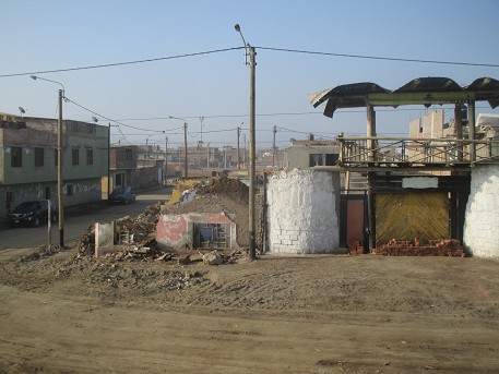 El malec�n
              Col�n en el distrito de Buenos Aires en Trujillo (Per�) en
              mayo 2017: unas casas colapsaron completamente por las
              lluvias fuertes en combinaci�n con los huaicos durante 5
              d�as de 1m de altura