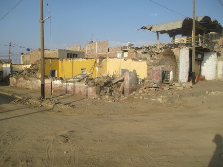 El malec�n Col�n en el distrito de Buenos Aires en
              Trujillo (Per�) en mayo 2017: unas casas colapsaron
              completamente por las lluvias fuertes en combinaci�n con
              los huaicos durante 5 d�as de 1m de altura