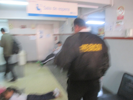 Polic�a en la
                            cl�nica persiguiendo y avisando el curandero
                            pionero para salir la cl�nica