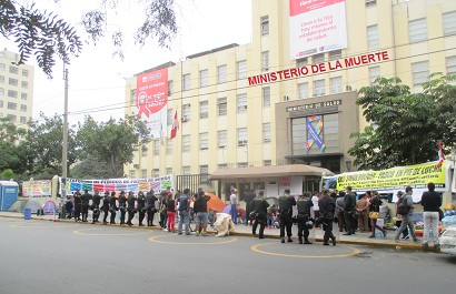 Manifestaci�n de afectados de Cerro de
                          Pasco en la entrada del MINSA en Lima
                          (Ministerio de la Muerte)