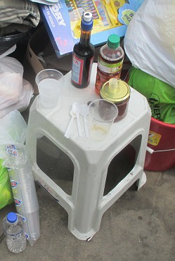 Un vaso con la soluci�n blanca con
                        bicarbonato de sodio cruda, y al lado hay
                        algarrobina y vinagre de manzana