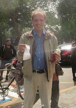 Michael Palomino mostrando bicarbonato de
                          sodio con vinagre de manzana para curar la
                          intoxicaci�n de metales de plomo etc.