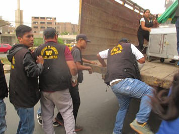 Independencia avenida Izaguirre, choros de la
                municipalidad roban un puesto de venta 02