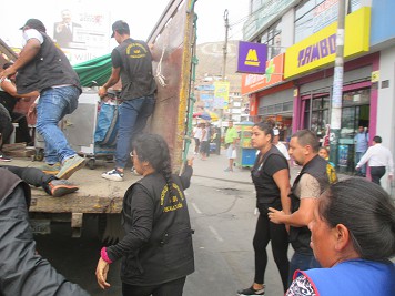 Independencia avenida Izaguirre, choros de la
                municipalidad roban un puesto de venta 03