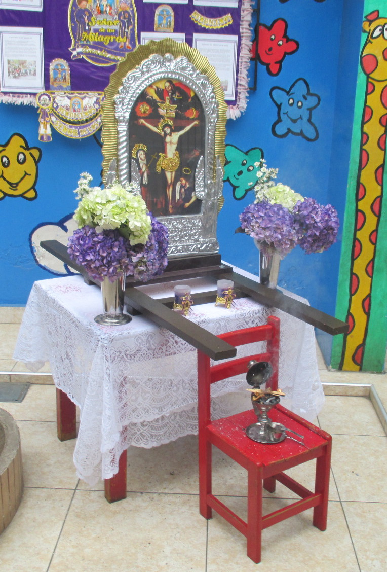 Psj. Amarilis,
                        cuna abusiva "Osito de Peluche": El
                        santuario con 2 muertos asesinados de fantas�a
                        de Asia para una fiesta "Se�or de
                        Milagros" de fantas�a SIN milagros...,
                        primer plano