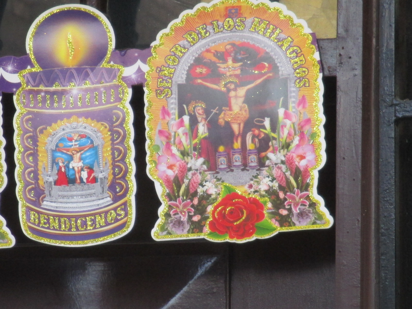 Primer plano de los
                          cartones peque�os encima de la puerta cada uno
                          con 2 muertos asesinados 02