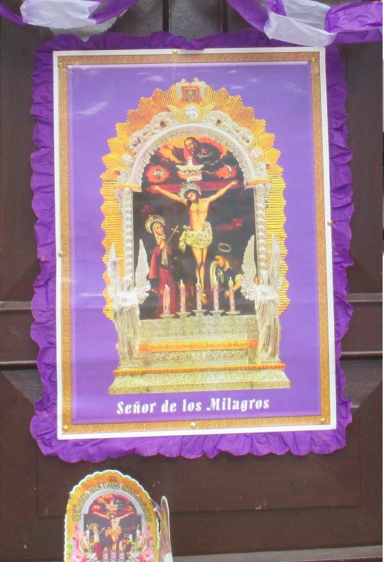 La puerta de la
                        fachada exterior de la cuna abusiva en psj.
                        Amarilis 182: 4 muertos asesinados, primer
                        plano