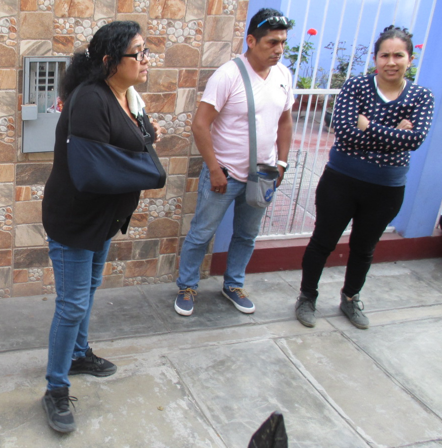 31-10-2018: La
                          jefe de la cuna abusiva "Miss Mimi"
                          (Mirna Naldi Garc�a Nu�ez del Arco) finge de
                          tener una herida grave por mi parte y se ha
                          puesto un yeso FALSO 02 primer plano