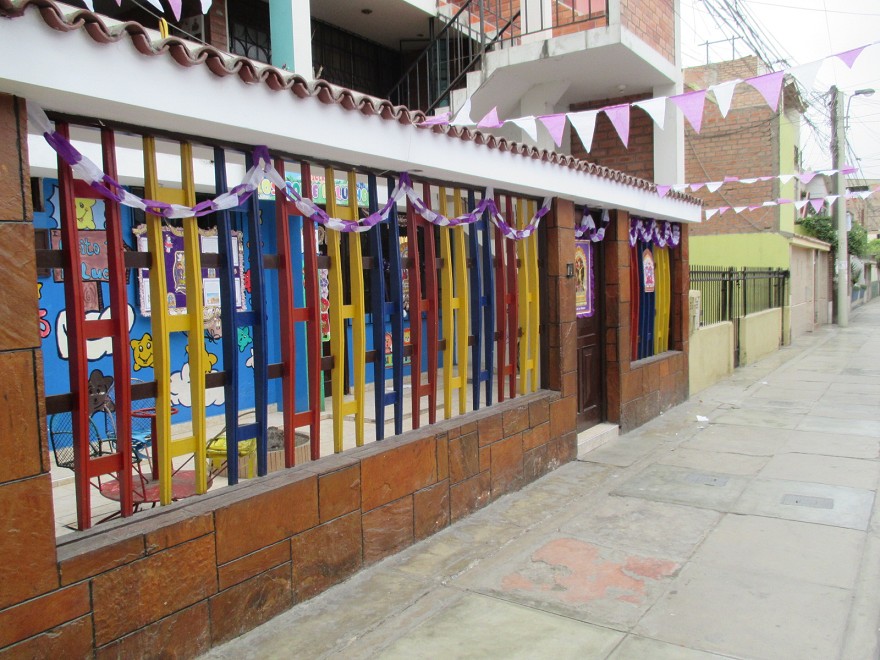 La fachada de la cuna abusiva
                          el domingo 28-10-2018: La gigantograf�a falta,
                          el resto est�