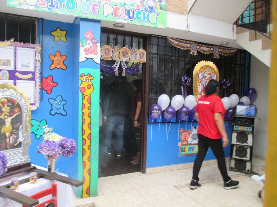 La Miss Mimi
                          (Mirna Naldi Garc�a Nu�ez del Arco) pone
                          m�sica fuerte para defender esa fiesta abusiva
                          de un "Se�or de Milagros" SIN
                          milagros y para luchar mis advertencias de
                          abuso infantil y para luchar la verdad sobre
                          el Vaticano gay inf�rtil ped�filo violador de
                          ni�os