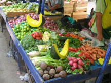 Puesto de mercado con secci�n de legumbres
                        01