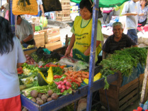 Puesto de mercado con secci�n de legumbres
                        02