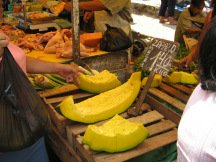 Marktstand mit Papaya