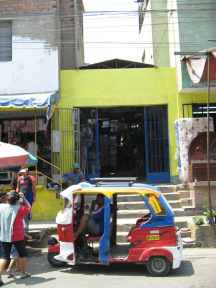 Markteingang mit
                    Mototaxi 02