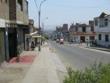 Strasse vom Markt zur Avenida Tupac Amar�,
                      Trottoirrampe