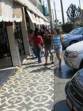 Avenida Urtuaga: Acera art�stico con
                      peruanas