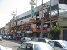 Avenida Urtuaga, Kleidergalerie
                          "Rey" ("Knig")
