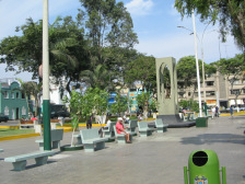 Parque central de Jes�s Mar�a con el
                        monumento de la familia