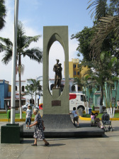 Parque central de Jes�s Mar�a, monumento de
                      familia con figurilla