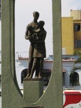 Parque central de Jes�s Mar�a, monumento de
                      familia con figurilla, primer plano