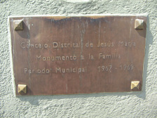 Parque central de Jess Mara, monumento de
                        familia con figurilla, placa conmemorativa