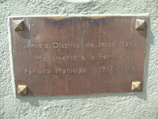 Parque central de Jes�s Mar�a, monumento de
                        familia con figurilla, placa conmemorativa